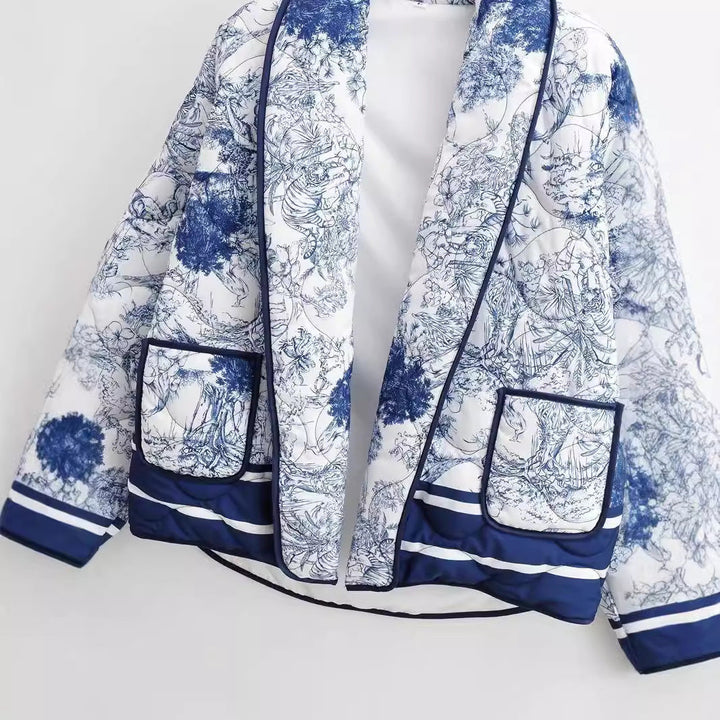 Dam lätt quiltad kort jacka i kimono stil med bred sjalkrage, kontrast piping, och påsydda fickor