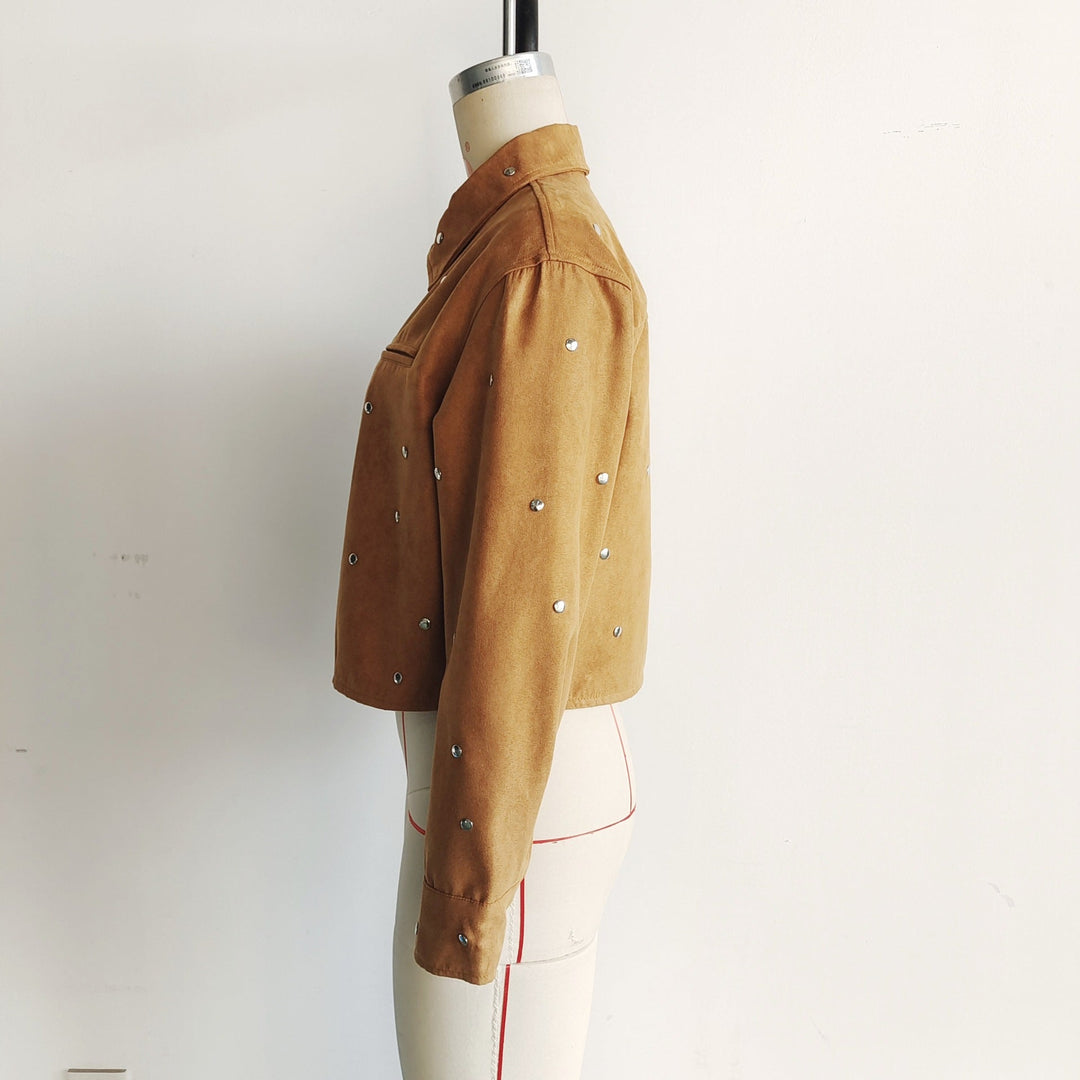 Dam kort-skärning studded jacka tillverkad av mocka imitation med skjortkrage och concealed breast placket