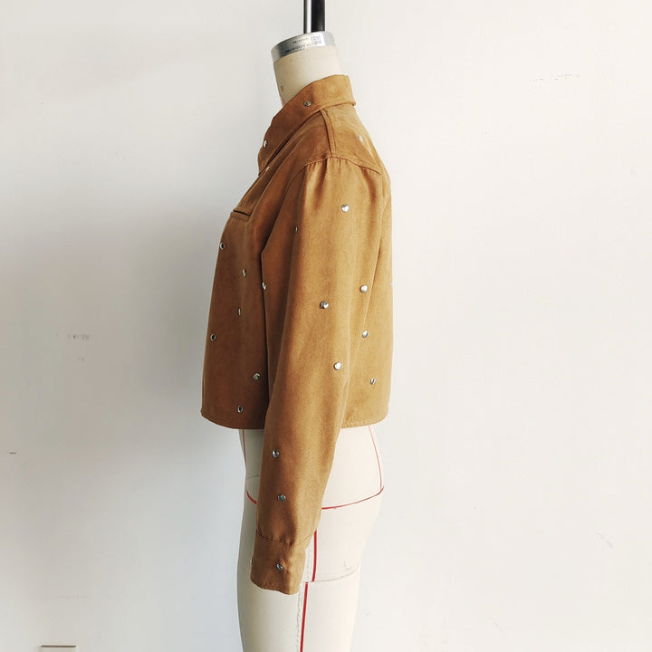 Dam kort-skärning studded jacka tillverkad av mocka imitation med skjortkrage och concealed breast placket