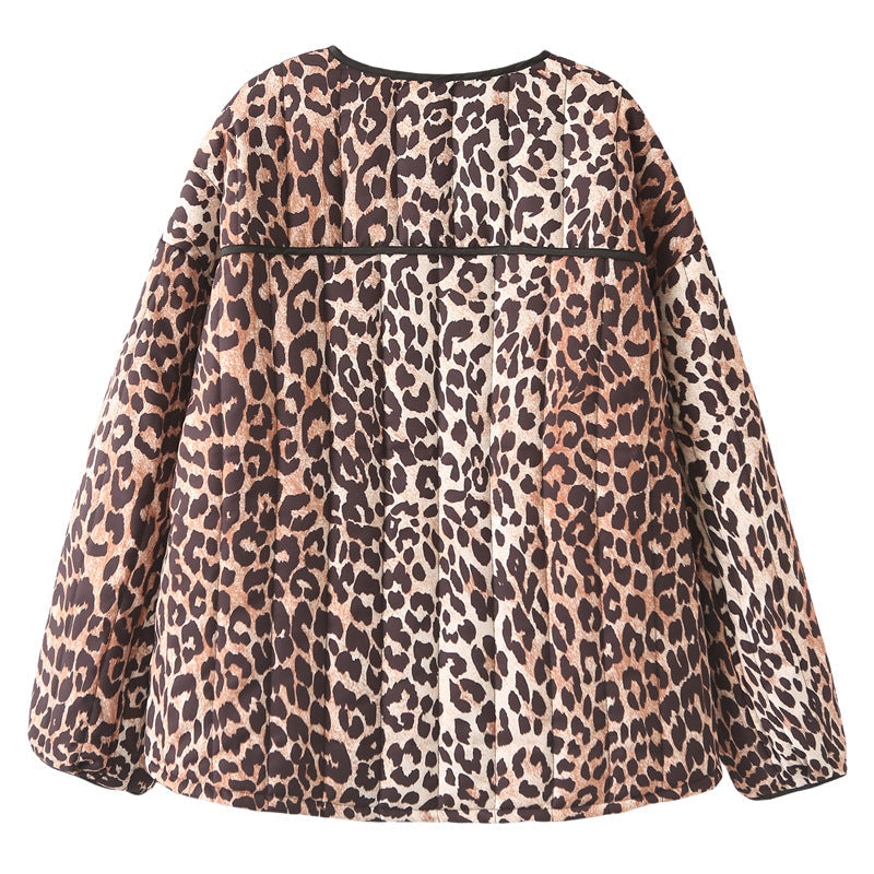 Dam quiltad kort jacka med leopard mönster, round neckline och welt fickor
