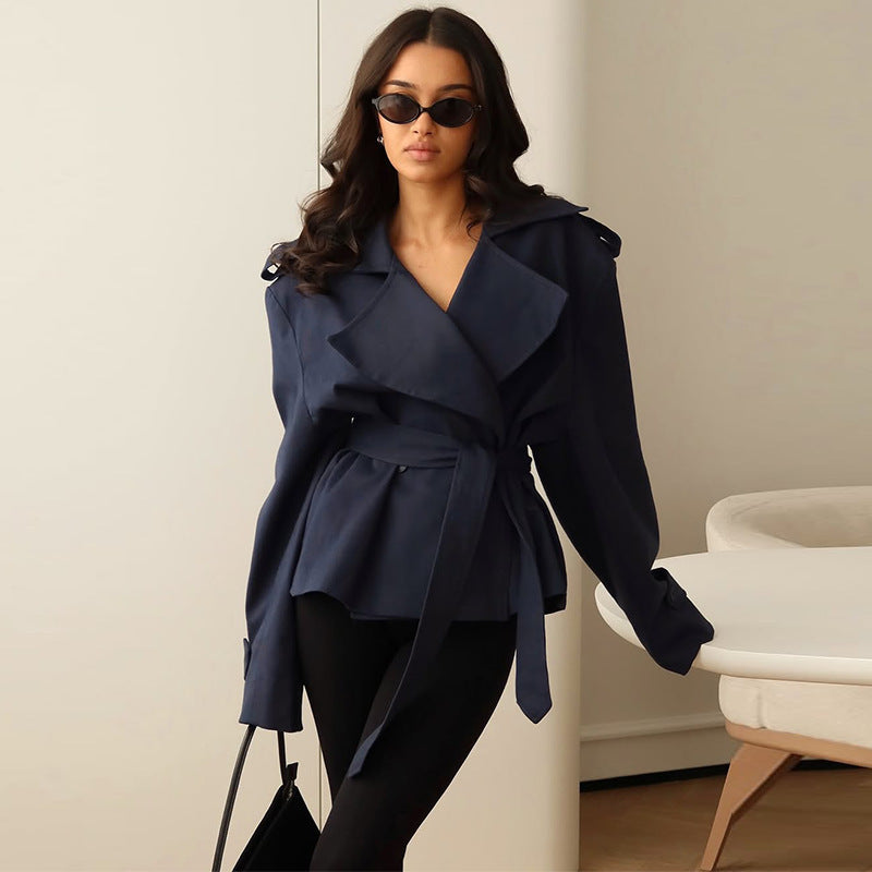Dam kort trenchcoat med Double knappslå, midjebälte, och Shoulder Straps