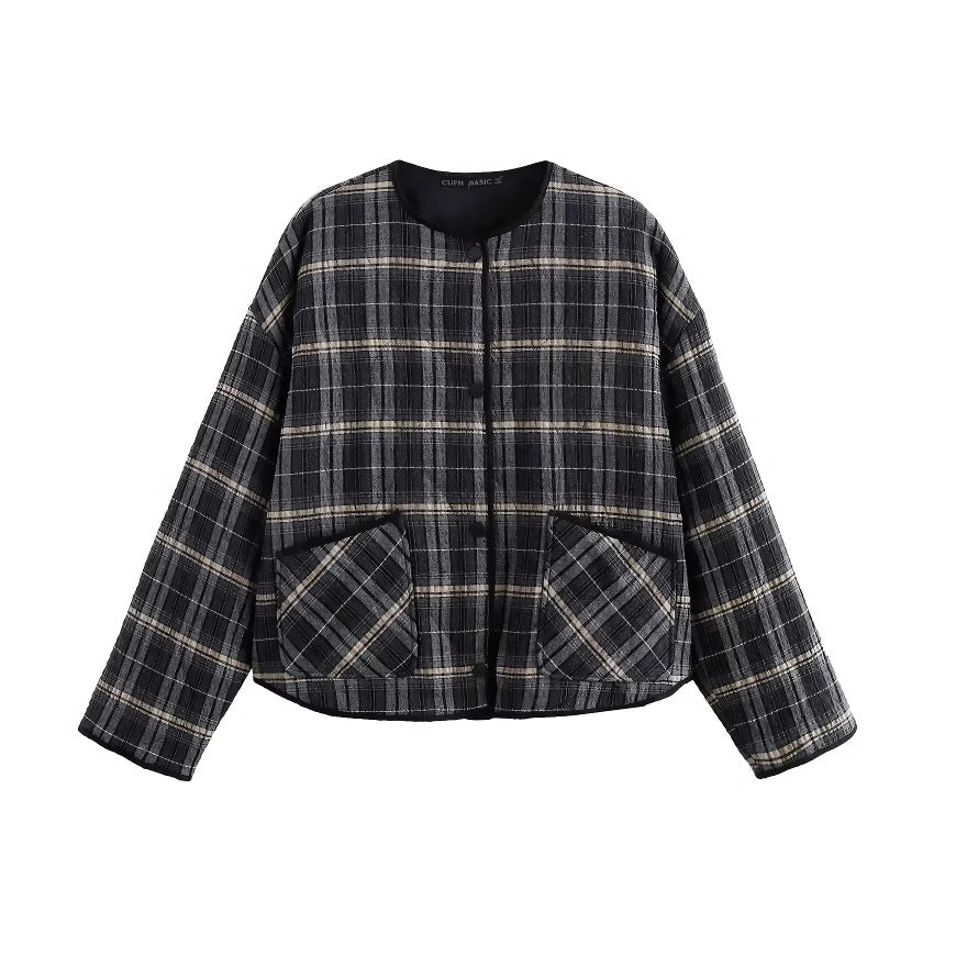 Dam quiltad check jacka med rund hals, light vaddering, och oversized påsydda fickor