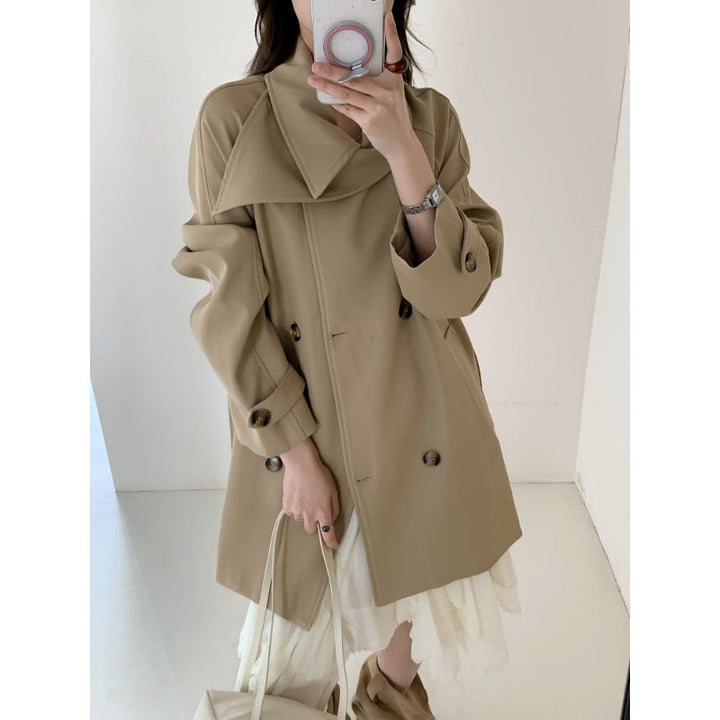 Dam kort trenchcoat med extra vid lapels, raglan ärmar, och horn knapp detaljer