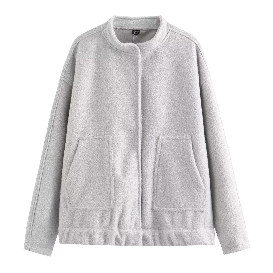 Dam kort boxy jacka i ullblandning med kort ståkrage, concealed front placket och påsydda fickor