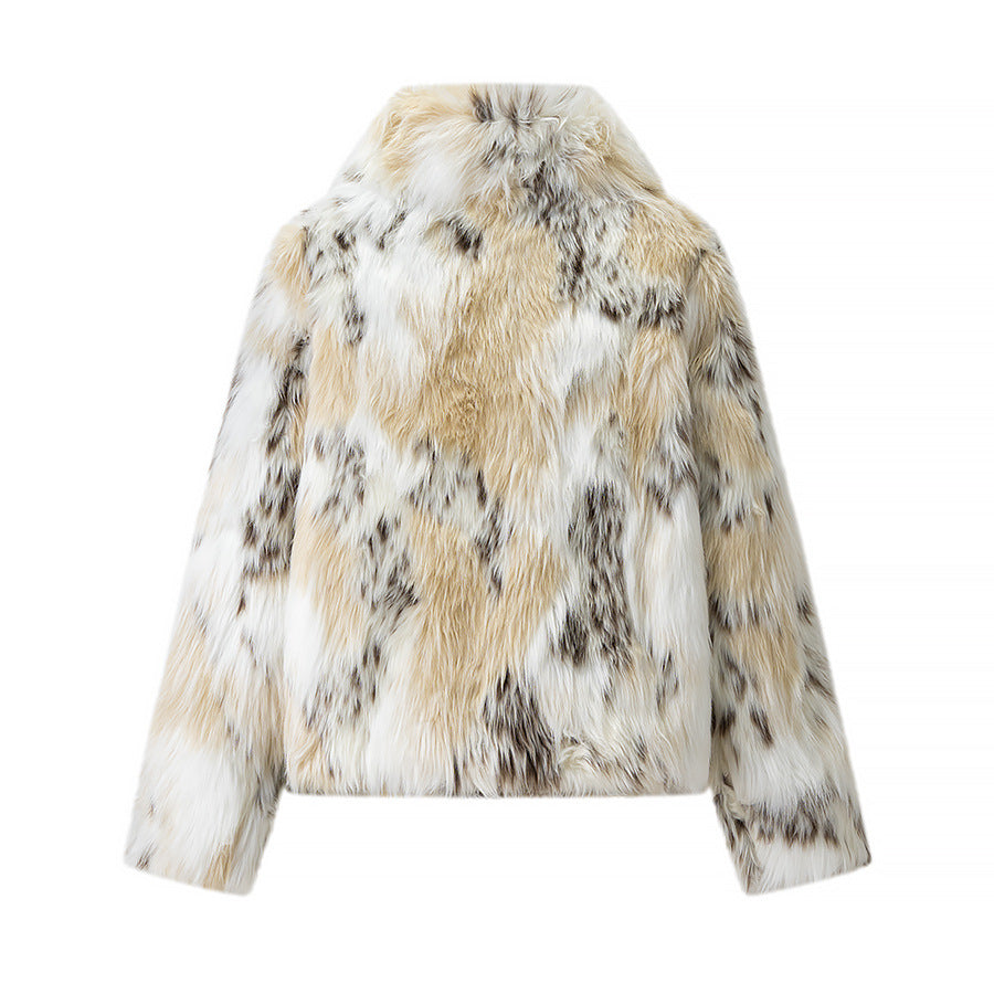Dam kort faux fur jacka in patchwork look med hög ståkrage