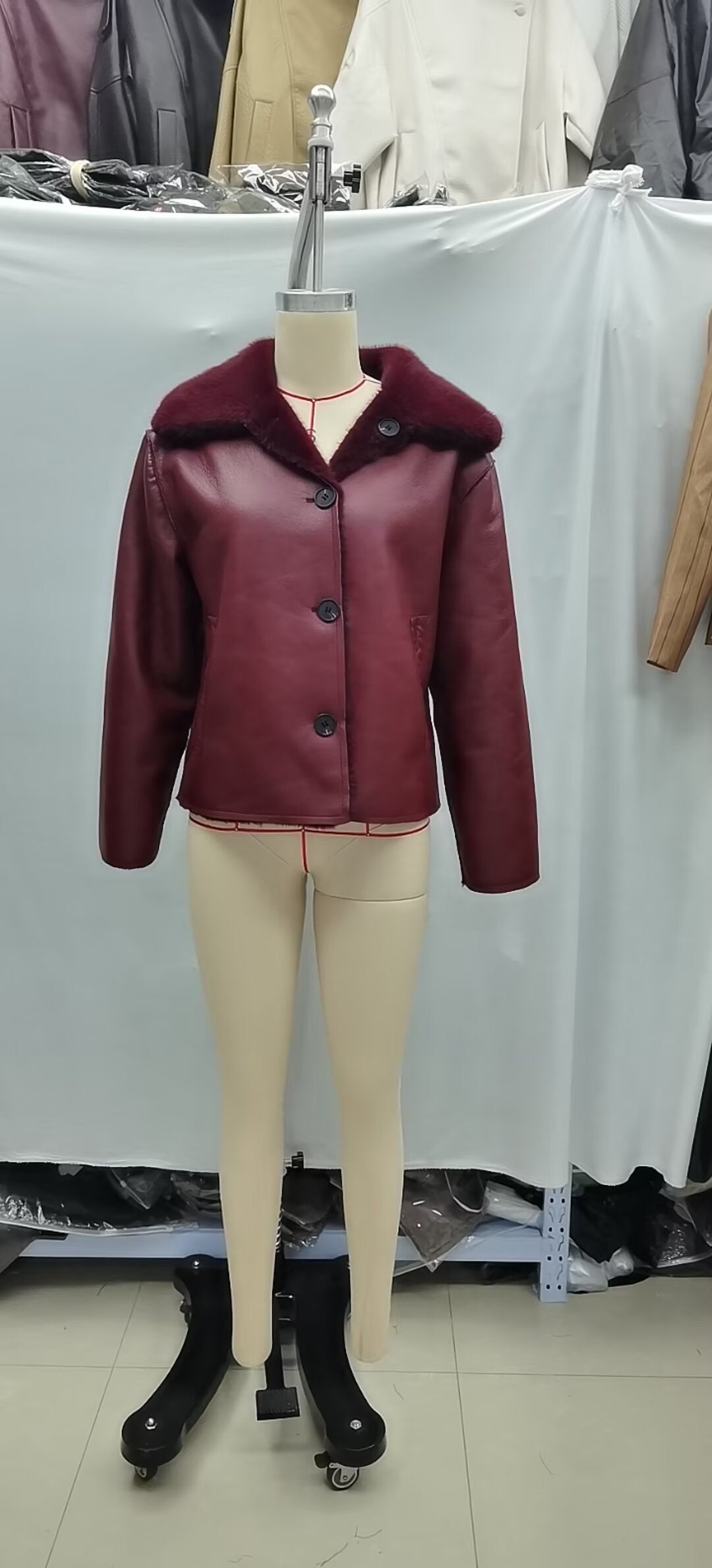 Dam Kort Reversible Sheepskin Jacka med Full Lapel Krage och Varm Teddy Foder
