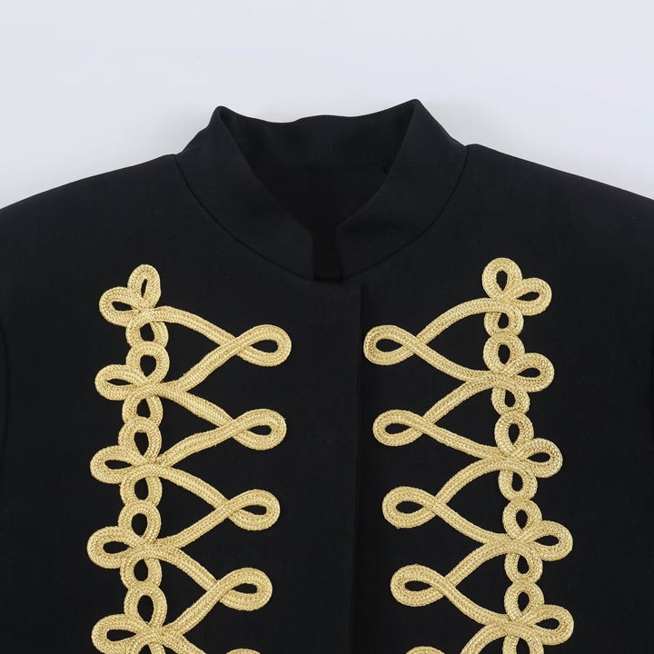 Dam Kort Jacka i Sailor Stil med Guld Cord Application och Stå Krage