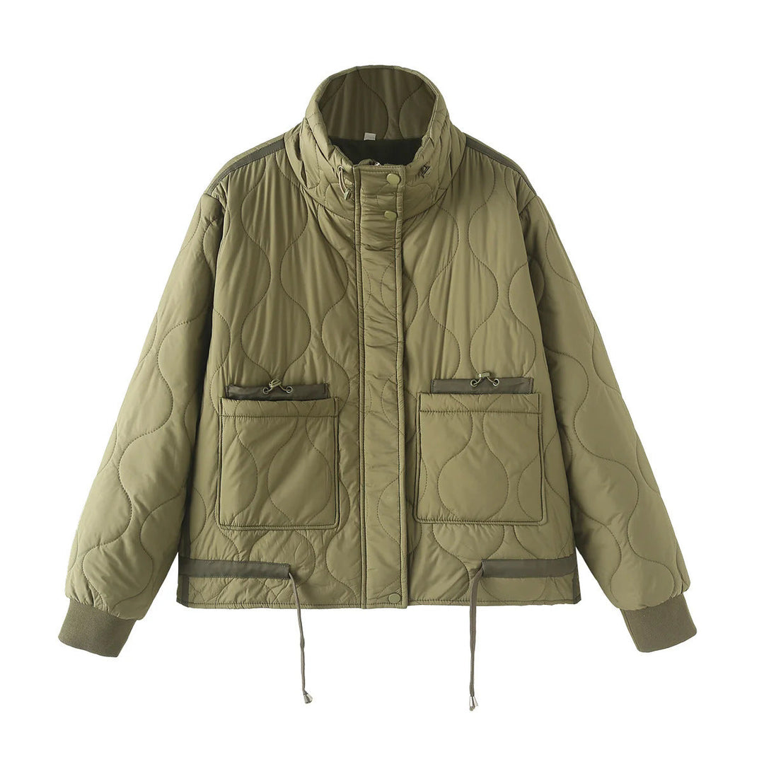 Dam quiltad kort jacka med high ståkrage, stor flap fickor, och drawstring fåll