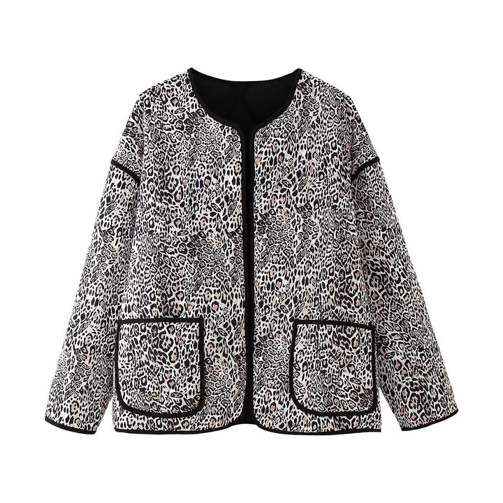 Dam quiltad kort jacka med leopardprint, open round neckline, kontrast piping, och påsydda fickor