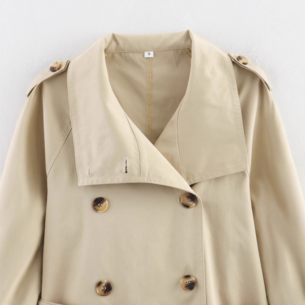 Dam kort trenchcoat med asymmetric stand krage, midjebälte och buckle cuffs