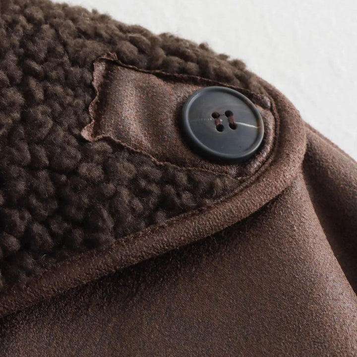 Dam kort lambskin look jacka i boxy skärning med teddy foder och påsydda fickor