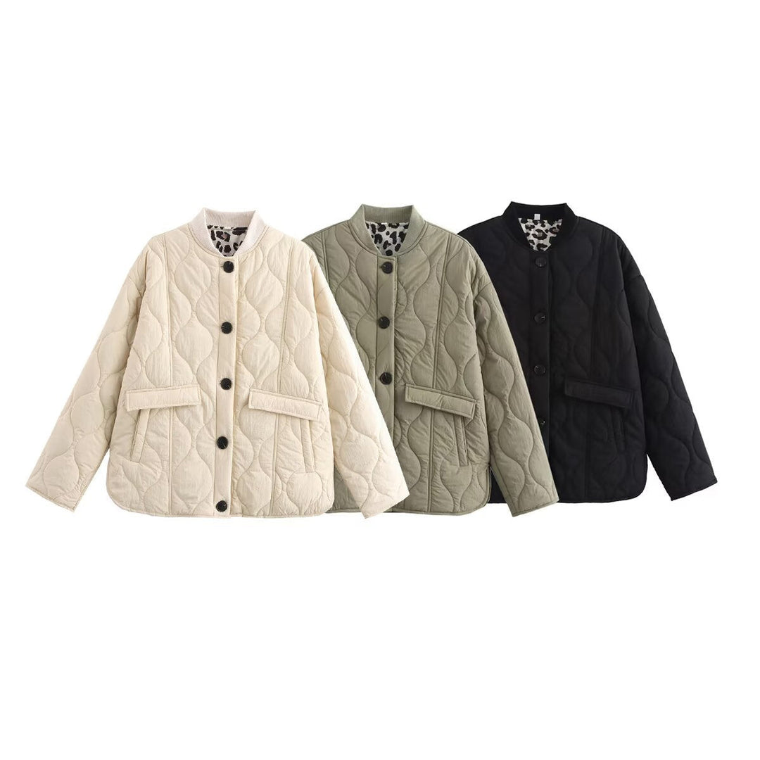 Dam Quiltad Kort Jacka med Round Neckline, Dekorativ Knapp Knäppning och Lock Fickor