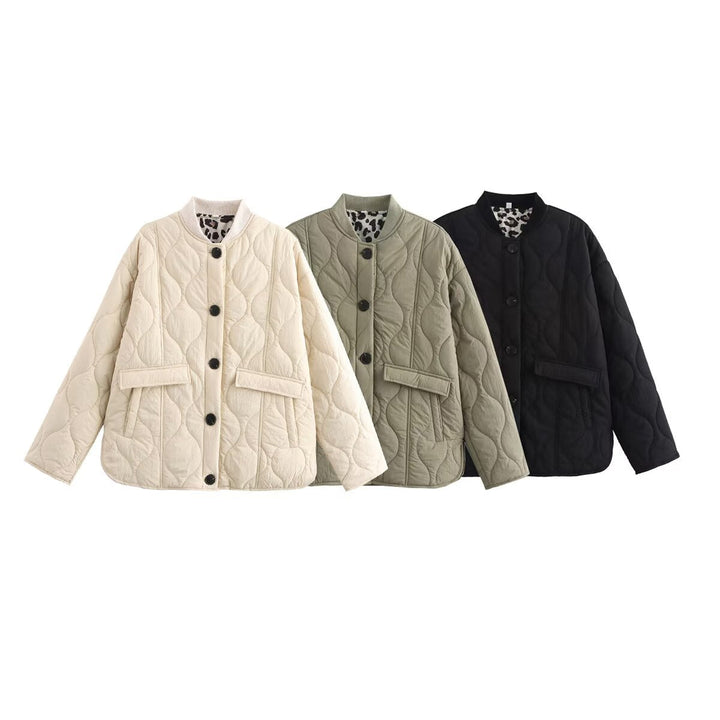 Dam Quiltad Kort Jacka med Round Neckline, Dekorativ Knapp Knäppning och Lock Fickor