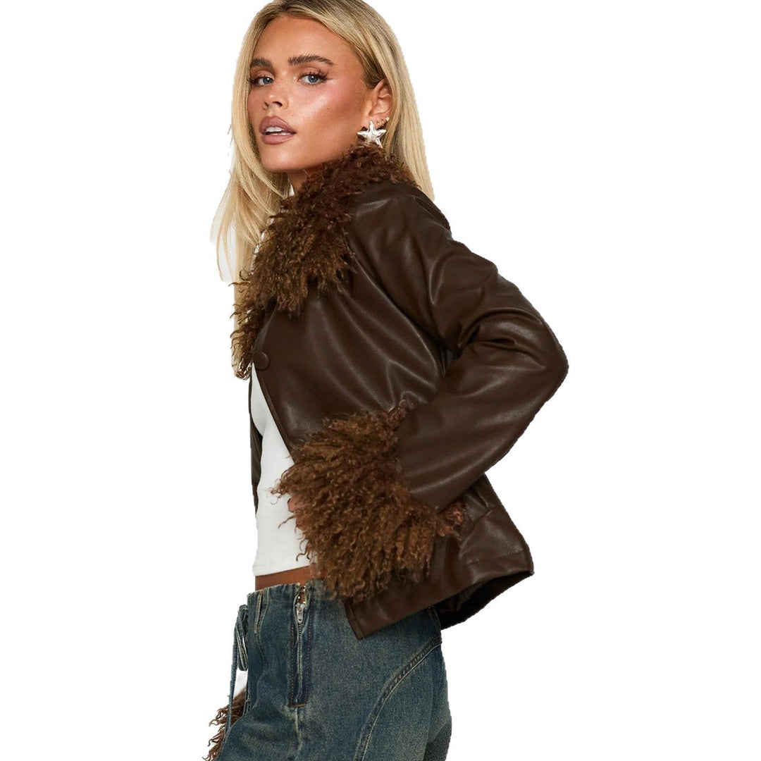 Dam kort jacka tillverkad av vegan läder med voluminous pälskrage och fur cuffs