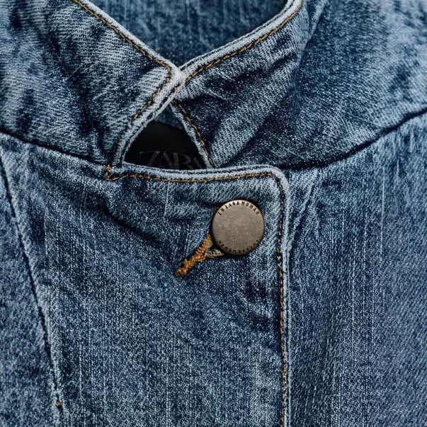 Dam Boxig Kort Denimjacka med Mandarin Krage, Asymmetrisk Knapp Knäppning och Fringe Nederkant