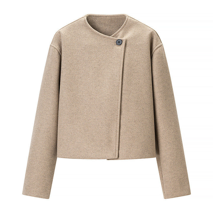 Dam kort boxy jacka i ullblandning med asymmetrical knäppning och rund hals