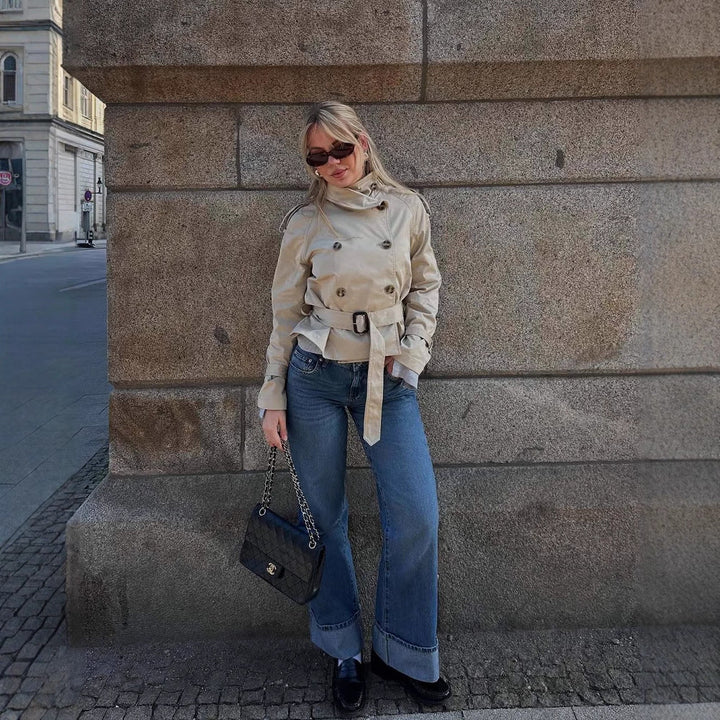 Dam kort skärning double-breasted trenchcoat med vid shawl krage, skräddad bälte och justerbar ärm straps