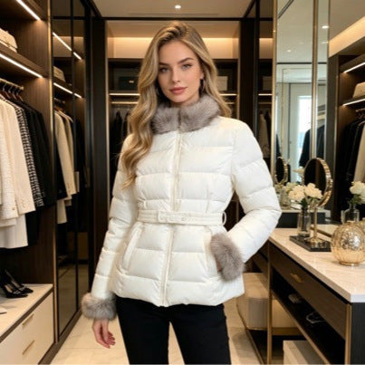 Dam kort skräddad vinter kviltad jacka med removable faux fur krage, tonal midja straps och dold två-way dragkedja