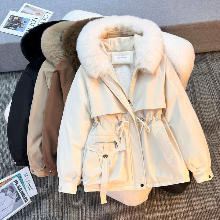 Dam kort vadderad parka med faux fur krage, teddyfoder, dragsko midja, och multifunctional fickor
