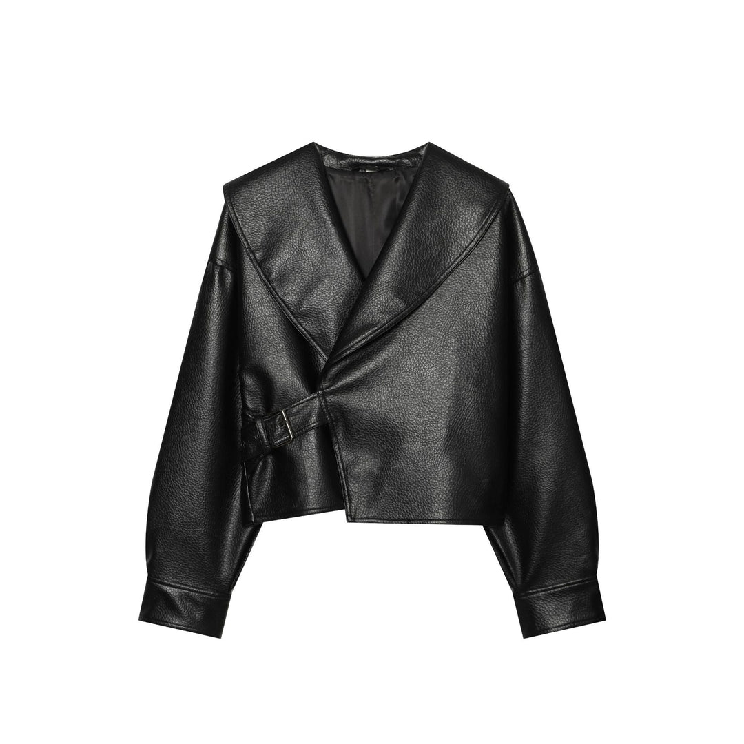 Dam Kort Faux Läder Blouson med Stora Shawl Krage och Waistband
