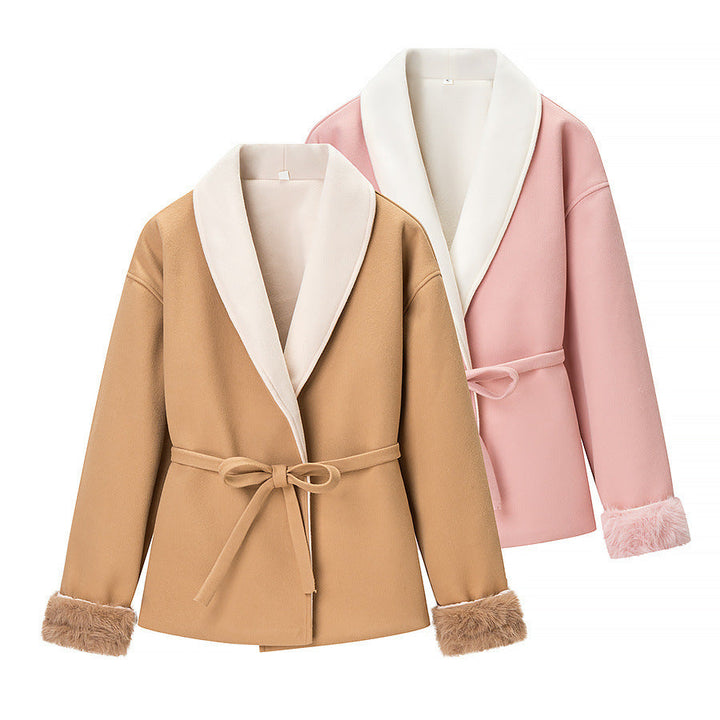 Dam Kort Tailored Jacka med Shawl Krage, Tie Belt, och Faux Fur Muddar