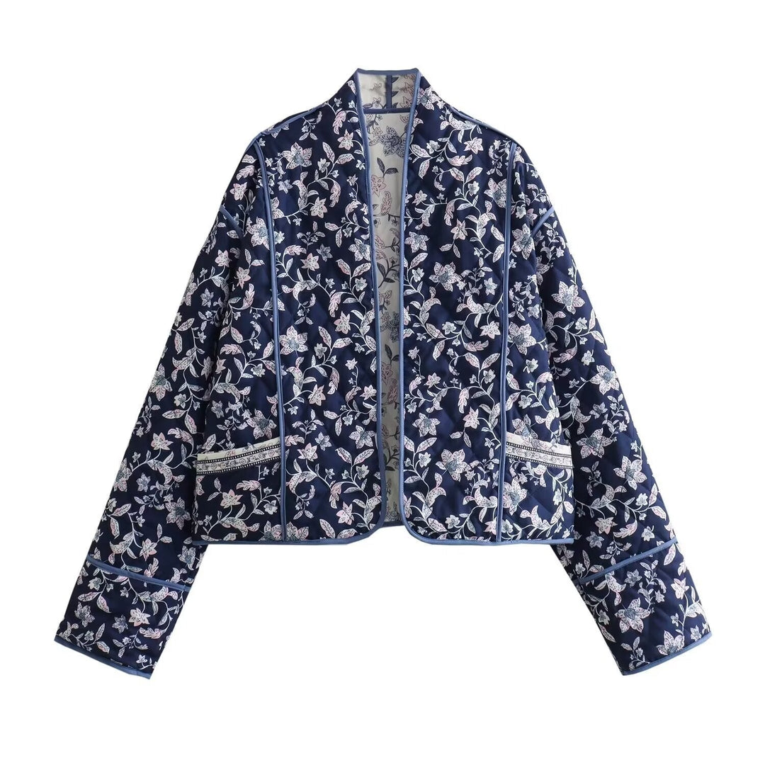 Dam kviltad kimono jacka med blommig all-over mönster och kontrasterande piping