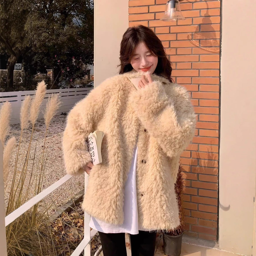 Dam kort kappa gjord teddy fleece med oversize skärning, ståkrage, och utanpåfickor