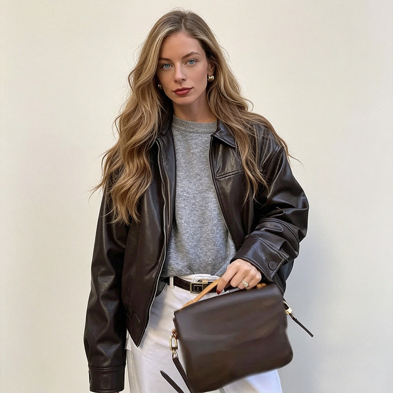 Dam kort jacka gjord konstläder in oversize bomber stil med skjortkrage och elastic fåll