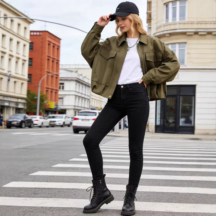 Dam Oversized Kort Jacka med Lockfickor, Drop Ärmar, och Elastic Fåll