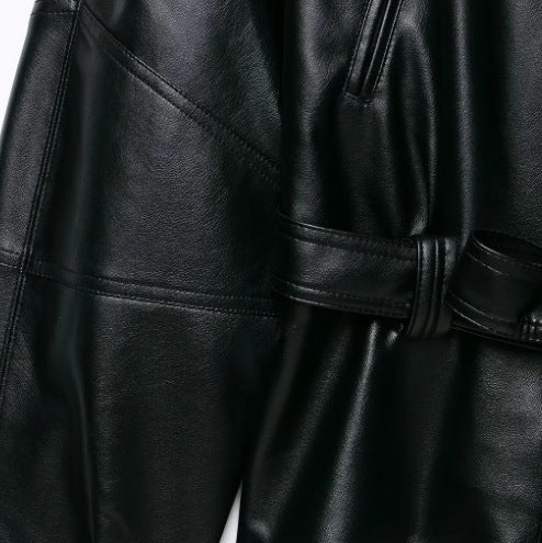 Dam Kort Jacka Tillverkad av Vegansk Läder med A Belted Waist och Drop Shoulders