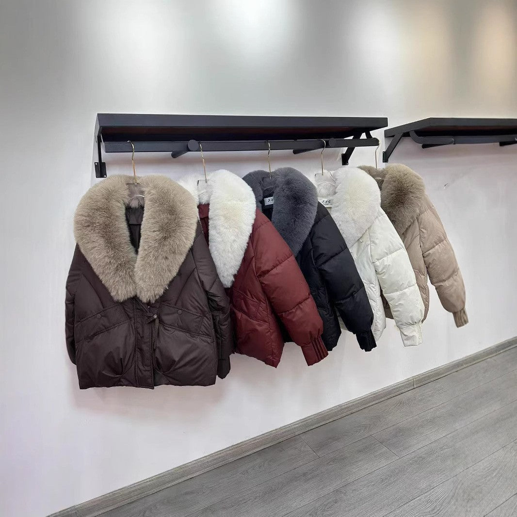Dam nan kort vadderad jacka med voluminous faux fur krage och midja draw