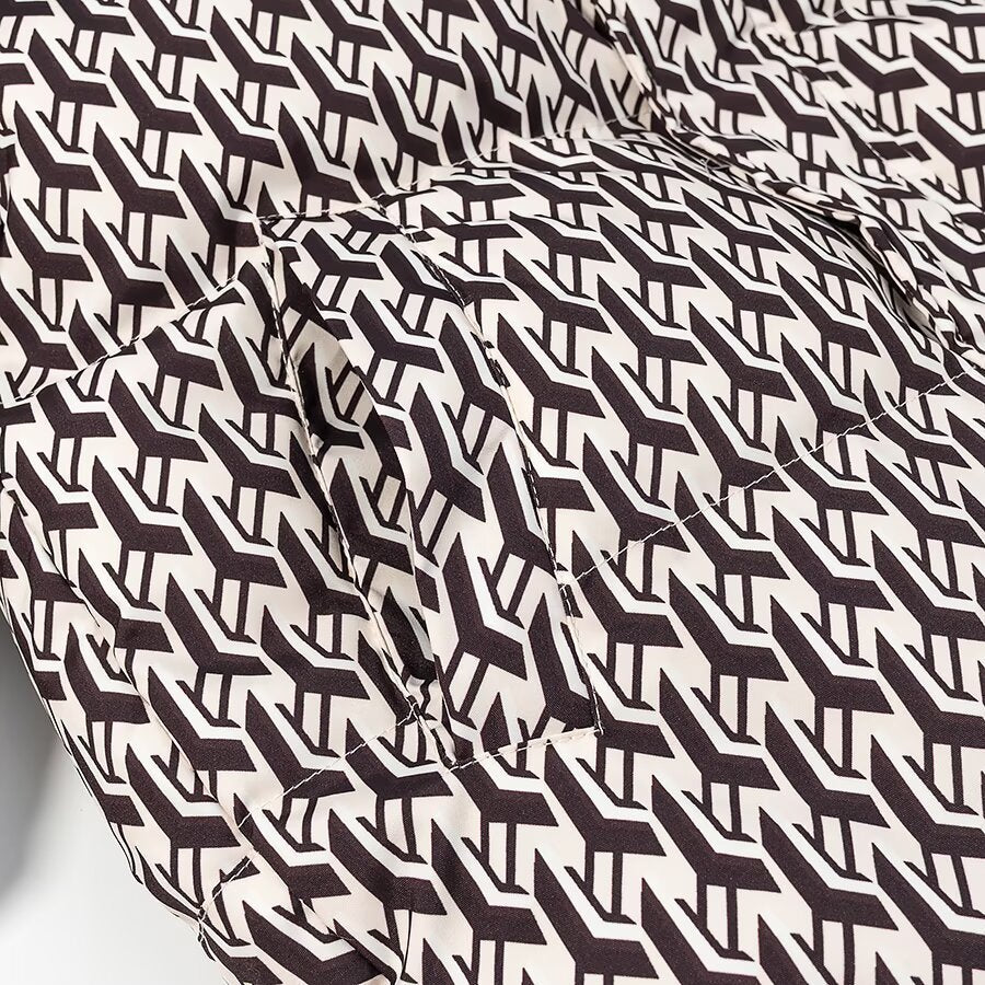 Dam kviltad jacka med hög krage och graphic jacquard mönster