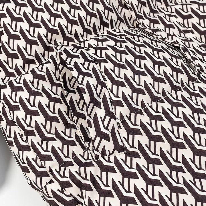 Dam kviltad jacka med hög krage och graphic jacquard mönster