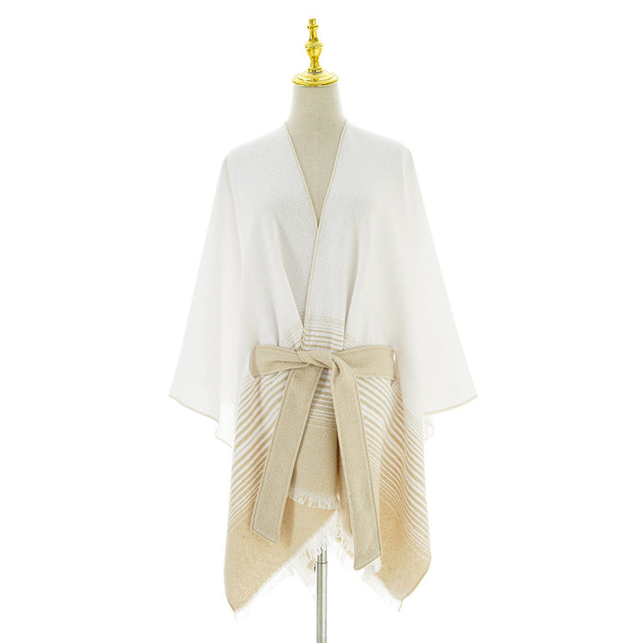 Dam wrap poncho tillverkad av fine stickad med tie bälte och fringed fåll