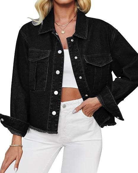 Dam kort oversize denimjacka med raw fåll och patch bröstfickor