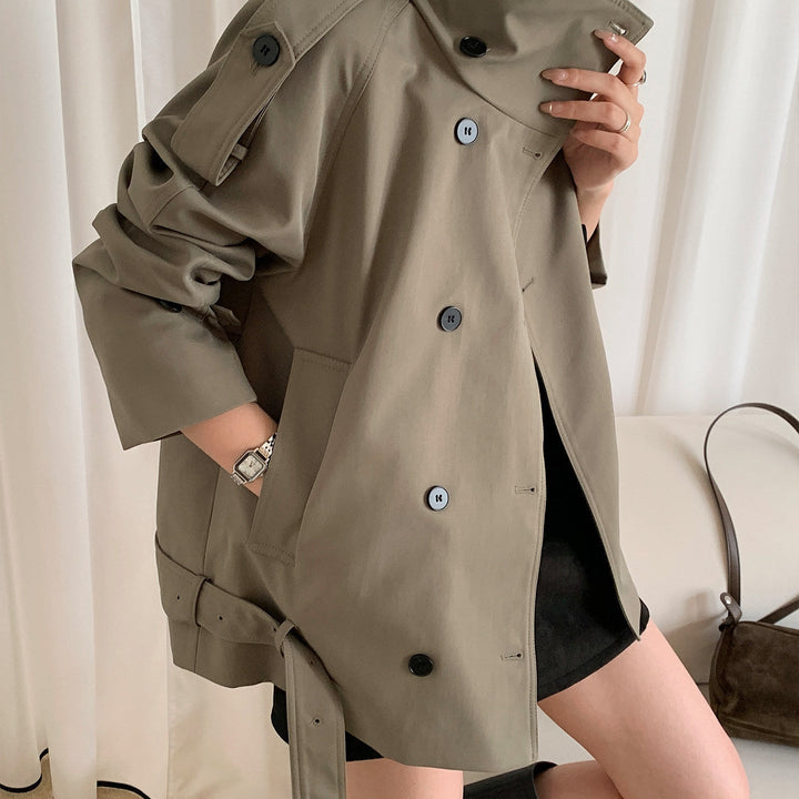 Dam kort double-breasted trenchcoat med ståkrage och shoulder flaps