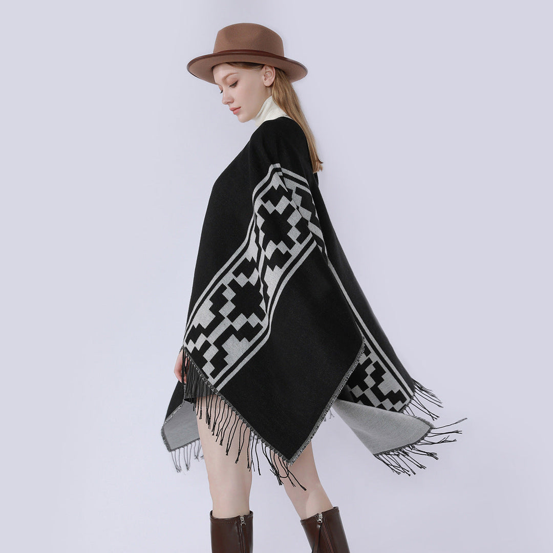 Dam Oversize Cape med geometric Jacquard, fransfåll och reversible function