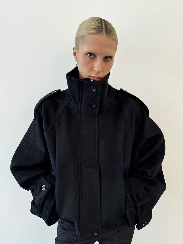 Dam kort skärning oversize ull jacka med hög ståkrage, shoulder flaps och justerbar ärm straps