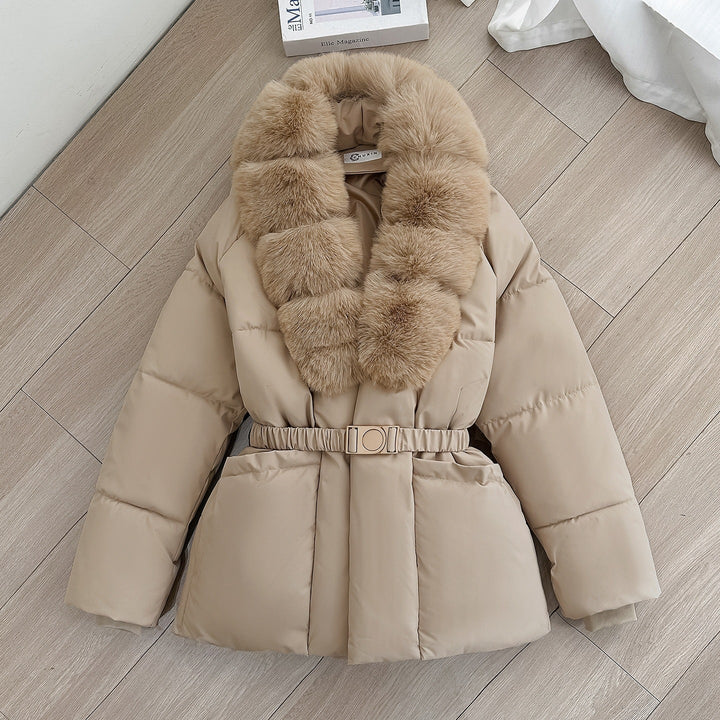 Dam figursydd kort quiltad jacka med voluminous sjalkrage tillverkad av Faux Fur och Decorative bälte