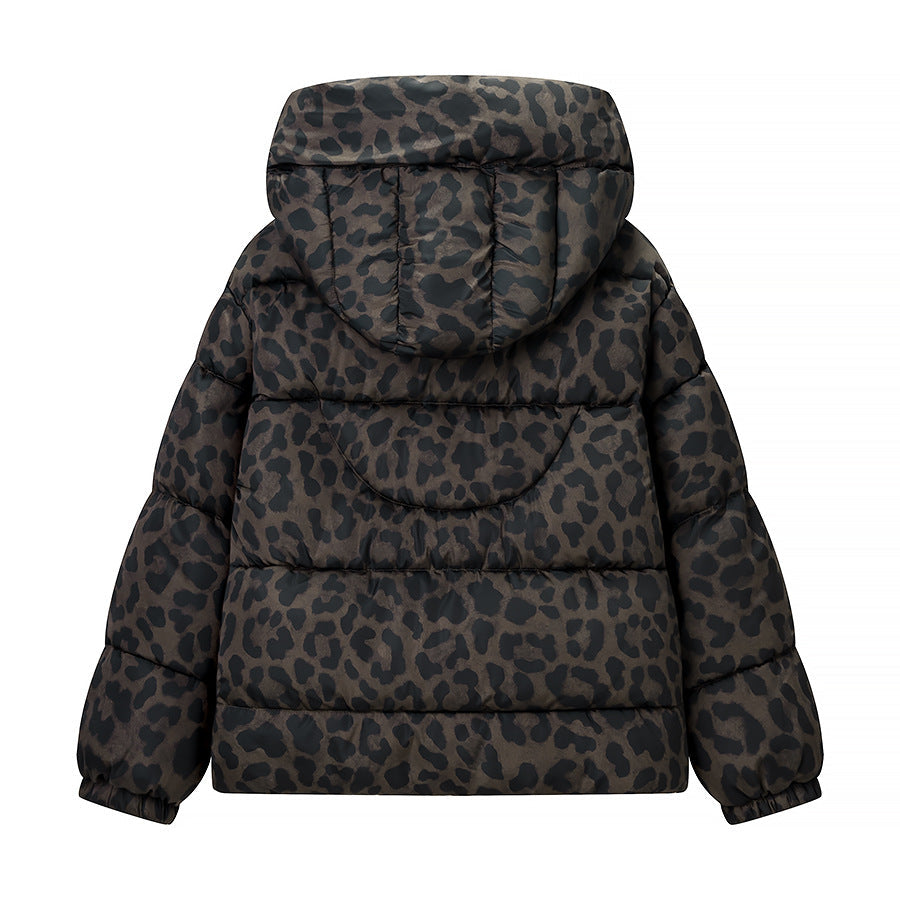 Dam kort skuren kviltad jacka med hög huva krage, fåll med dragsko och leopard tryck