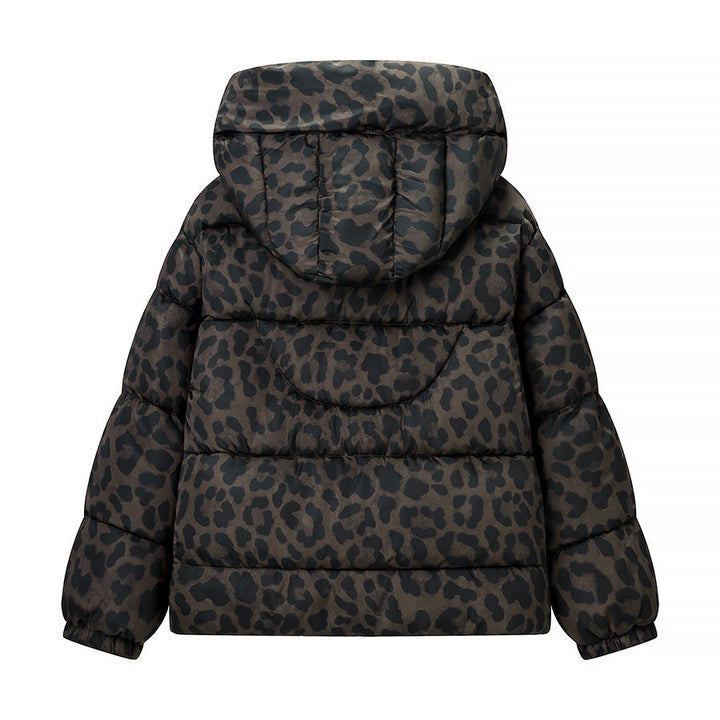 Dam kort skuren kviltad jacka med hög huva krage, fåll med dragsko och leopard tryck