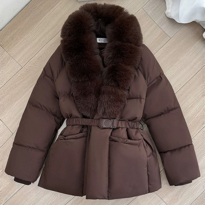 Dam figursydd kort quiltad jacka med voluminous sjalkrage tillverkad av Faux Fur och Decorative bälte