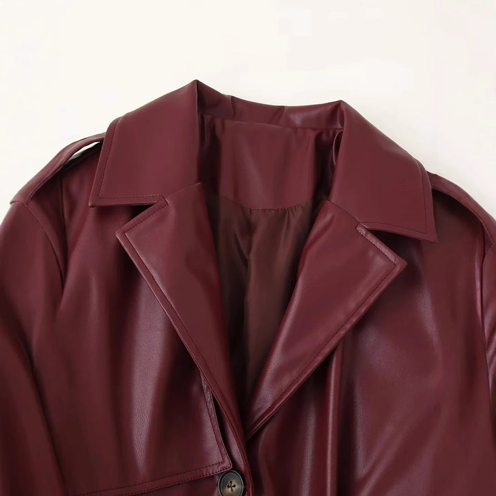 Dam longer vegan trenchcoat i läder look med midjebälte och axel flap