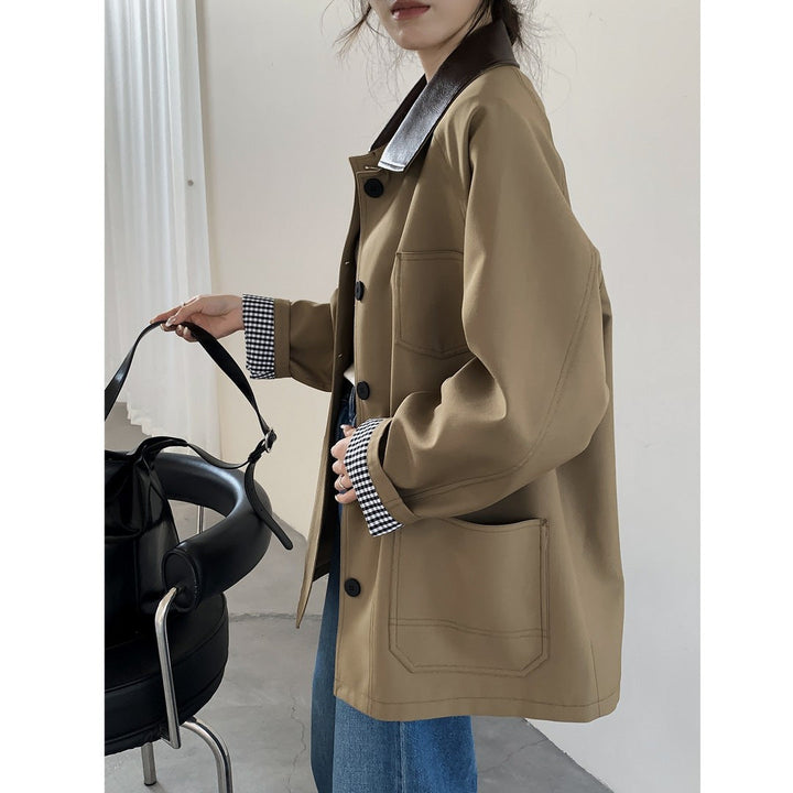 Dam oversize kort jacka in trench stil med läder-look krage och Checked muddar