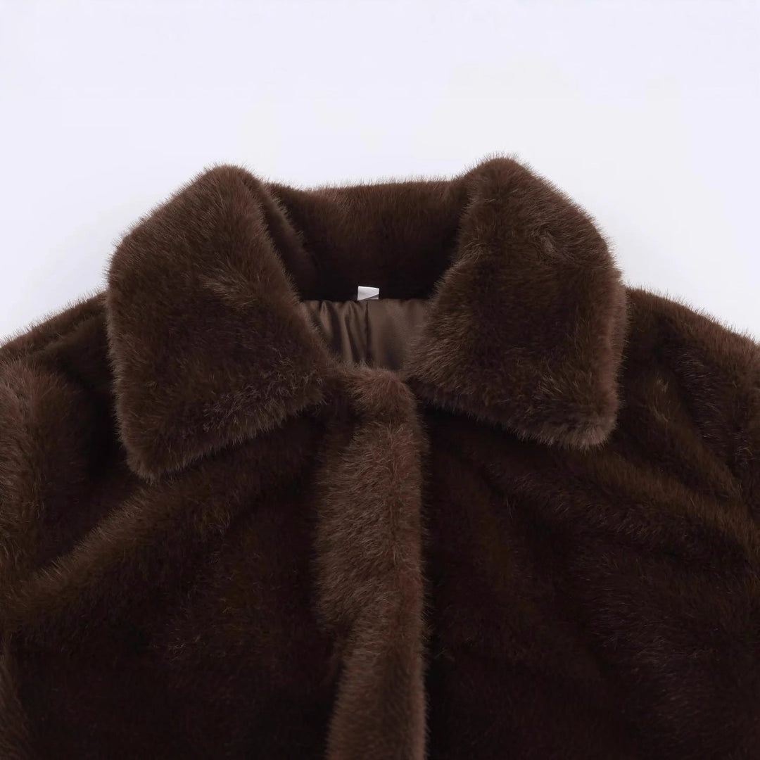 Dam kort skärning faux pälsjacka med klassisk skjortkrage, concealed fastening och elastisk fåll