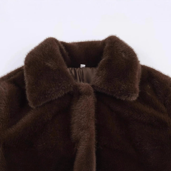Dam kort skärning faux pälsjacka med klassisk skjortkrage, concealed fastening och elastisk fåll