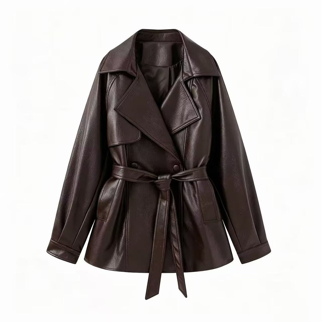 Dam figurnära trenchcoat gjord konstläder med vid lapels och knytband
