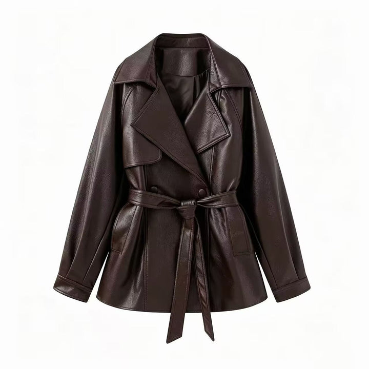 Dam figurnära trenchcoat gjord konstläder med vid lapels och knytband