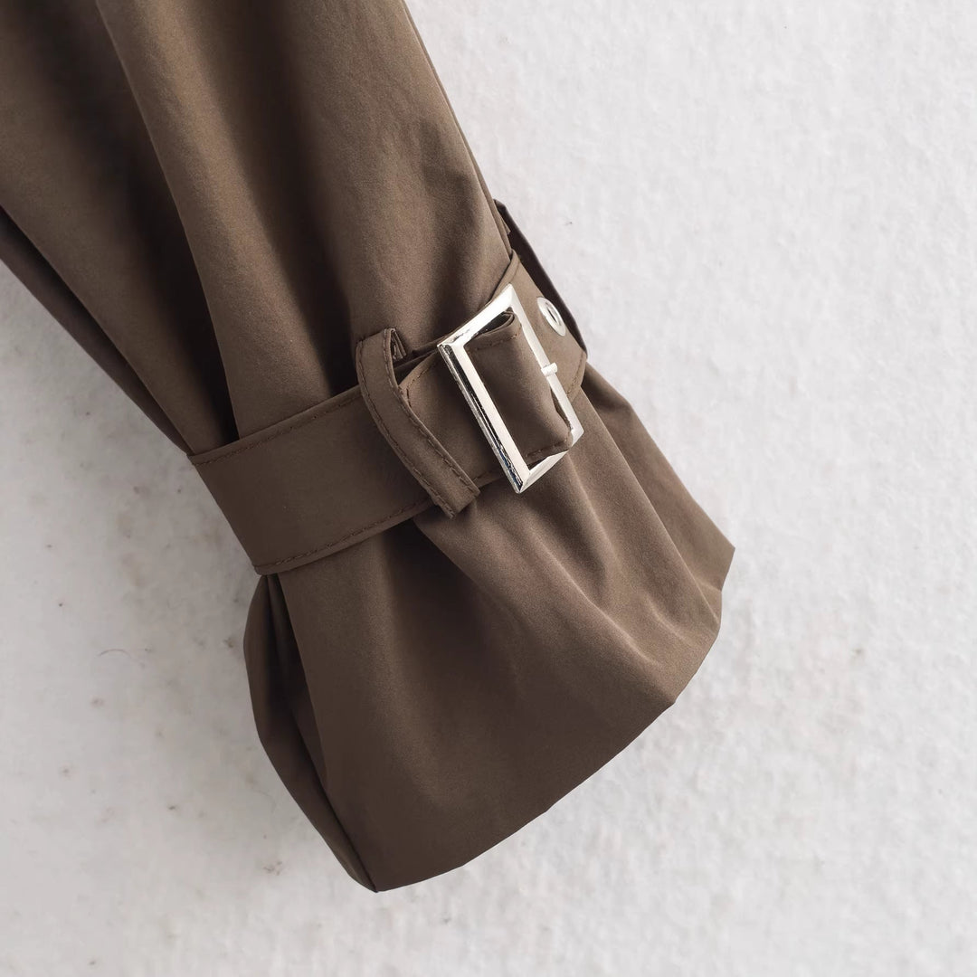 Dam kort trenchcoat med hög standing krage, double snap knappslå och midjebälte