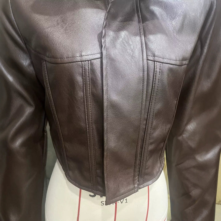 Dam Kort Tailored Läder-Look Jacka med Stå Krage och Feminine Chest Padding